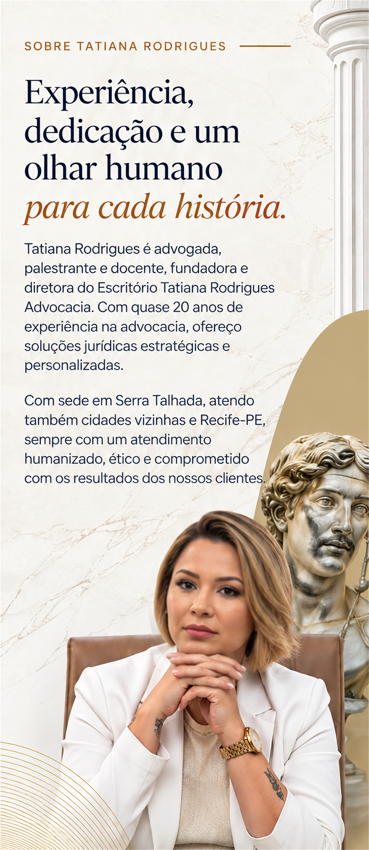 Tatiana Rodrigues sentada em seu escritório, ao lado de uma escultura da Justiça